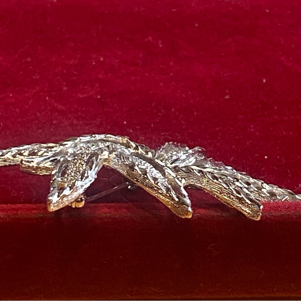 Sarah Coventry Silver Tone Leafy Brooch - Picture 6 of 8